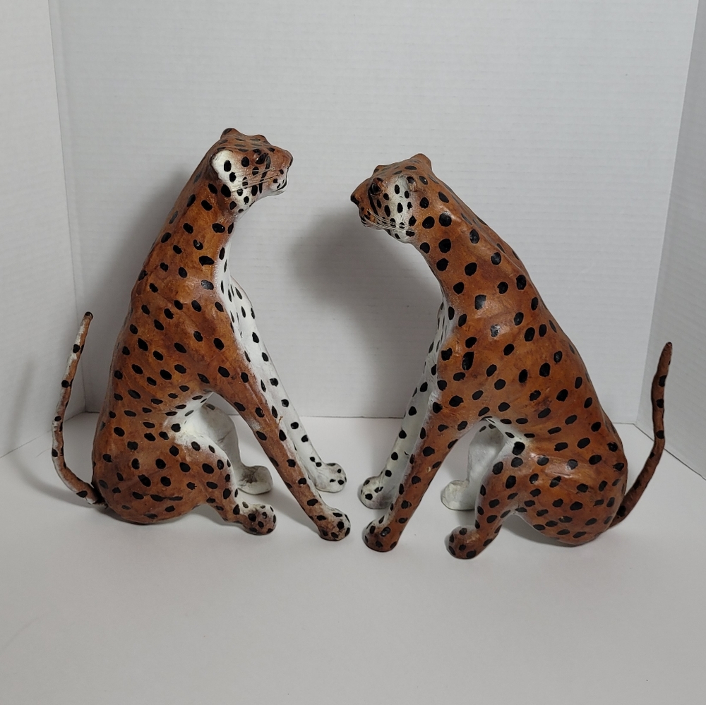 Pair of Regal Cheetah Statues RARE repaired - Picture 2 of 14